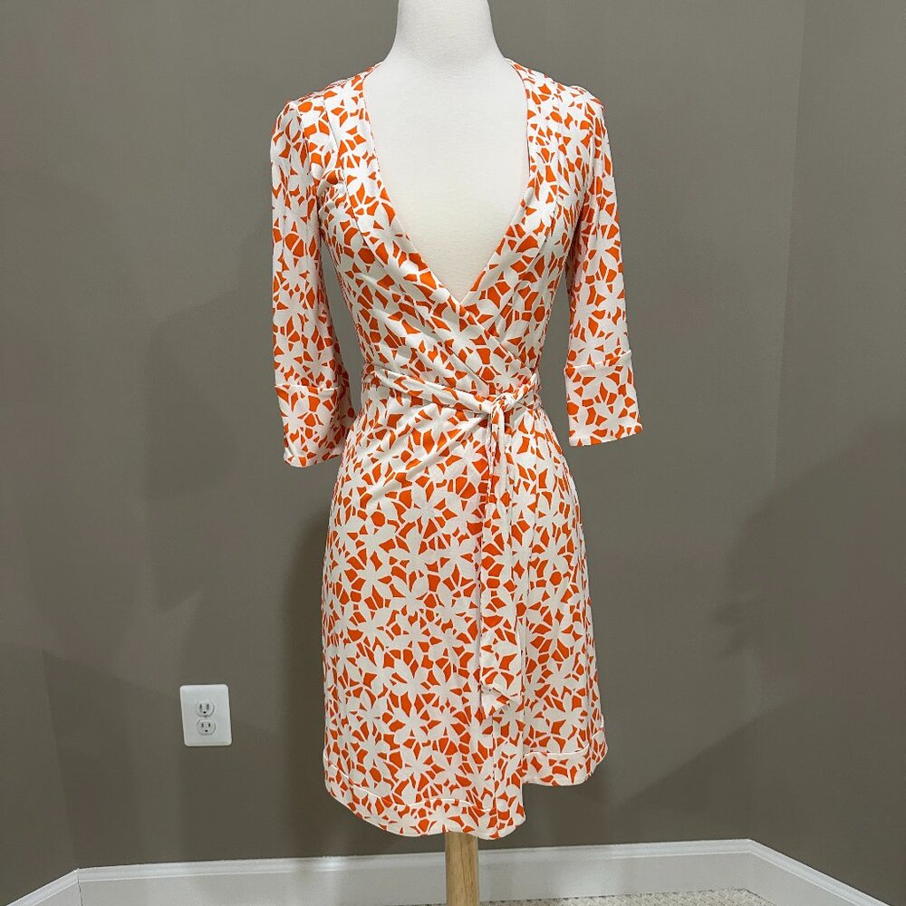 Diane Von Furstenberg silk print wrap dress New Condition